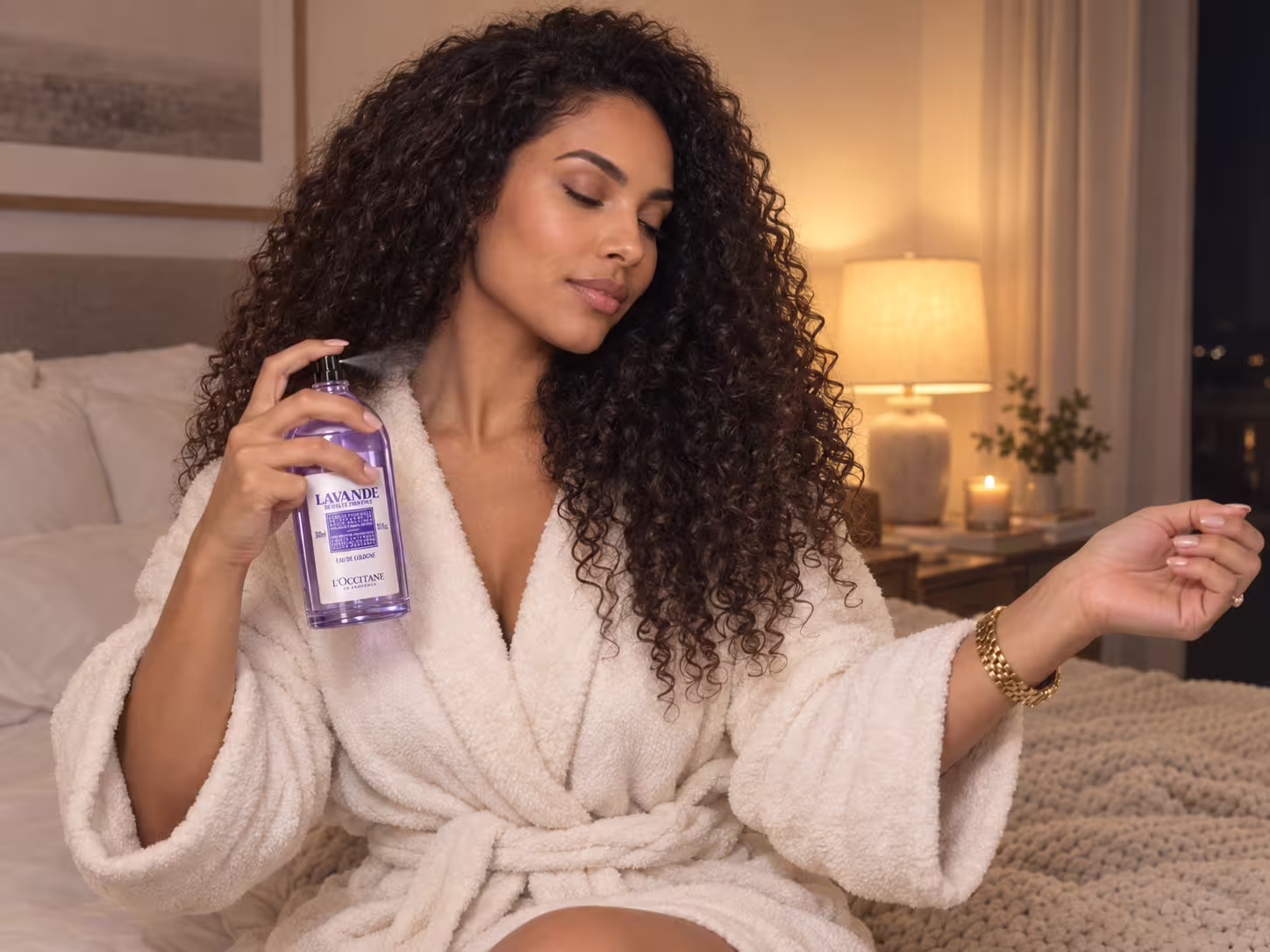 Colônia Lavanda L'Occitane em ambiente com luz quente à noite